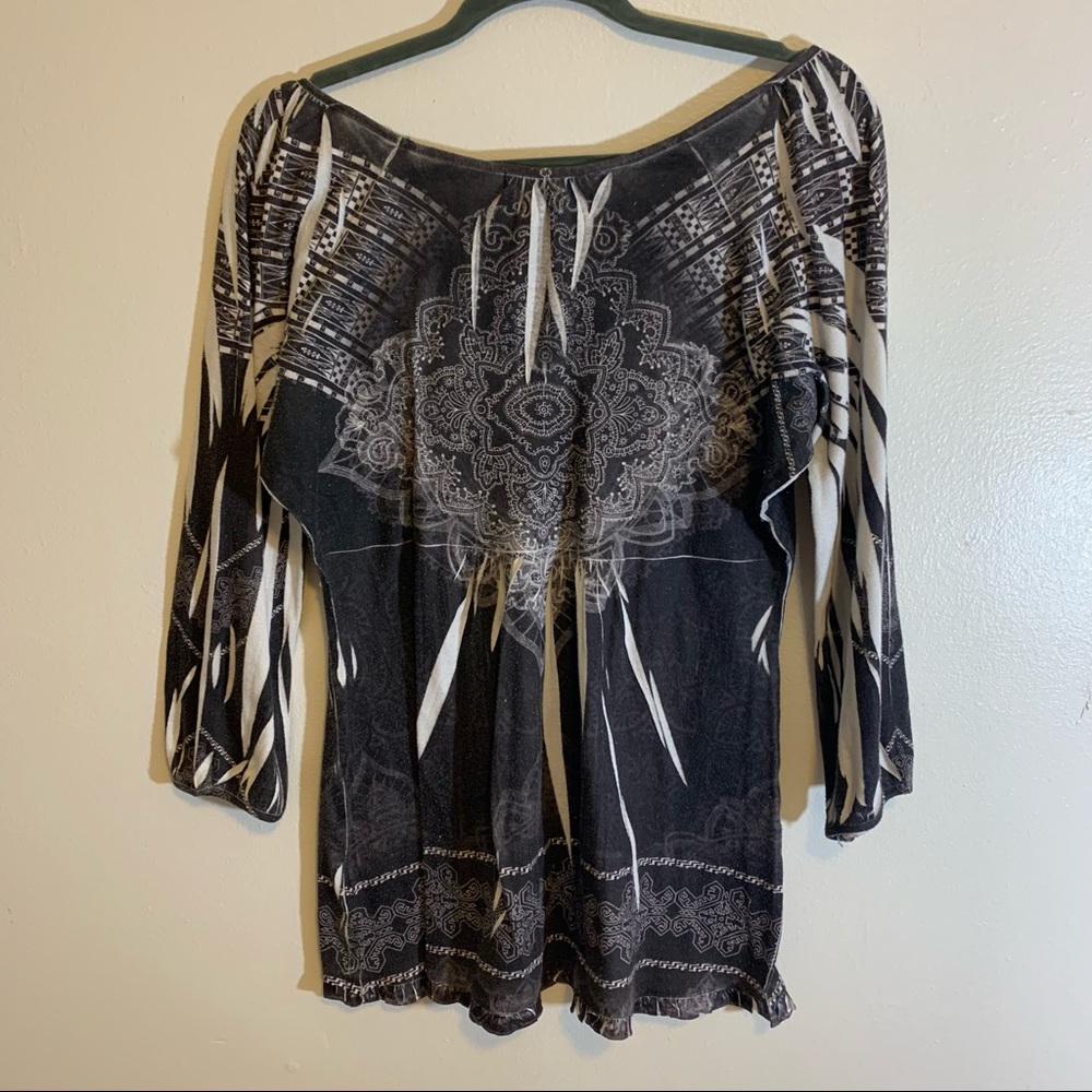 Large gray and white top scoop neck looks great on